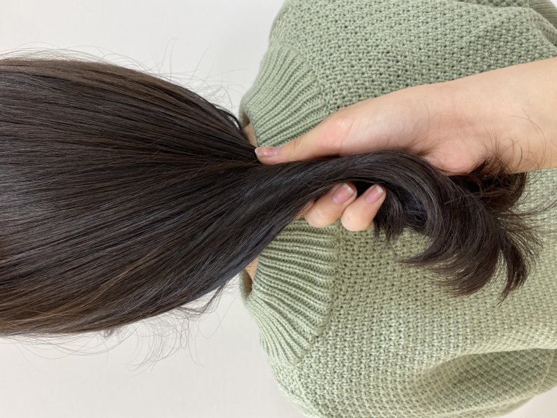暗髪でも柔らかく透き通るようなヘアに。