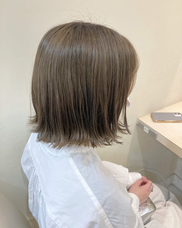 オリーブグレージュ