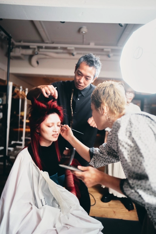 MAKE UP
