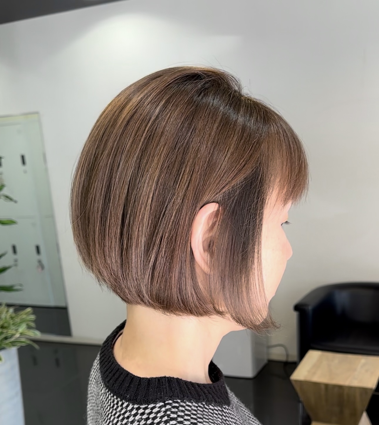 「透明感あふれる、柔らかな白髪ぼかし。自然な美しさを楽しめます」