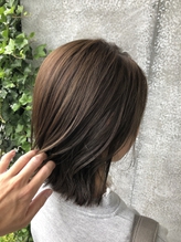 白髪は隠さずに立体感を出して活かすデザインに。オーガニック認証取得《ヴィラロドラ》の取扱いもあり◎