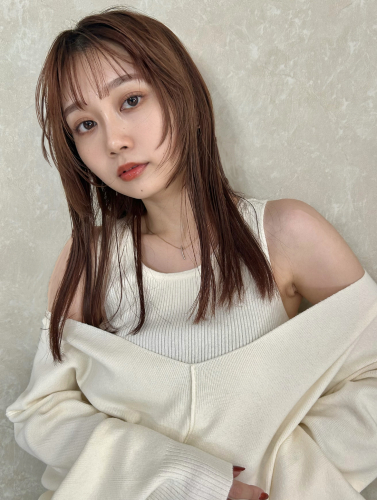 顔まわりウルフ風ストレートレイヤーカット