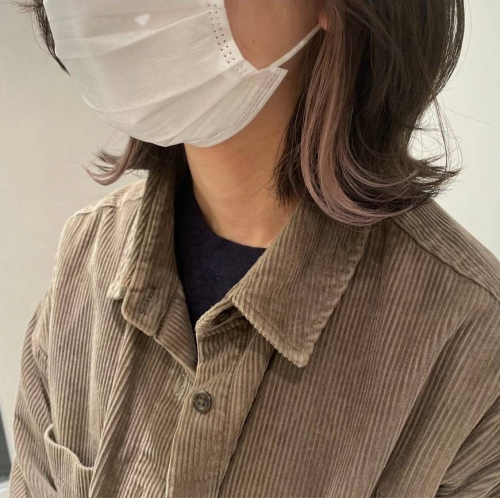 ピンクベージュが上品な大人インナーカラー