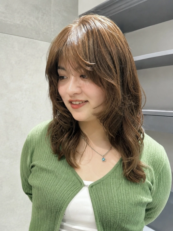 レイヤーカット×オリーブブラウン