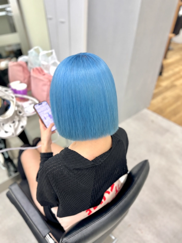 横浜で水色カラーなら｜透明感のある水色ハイトーン×ダブルカラー