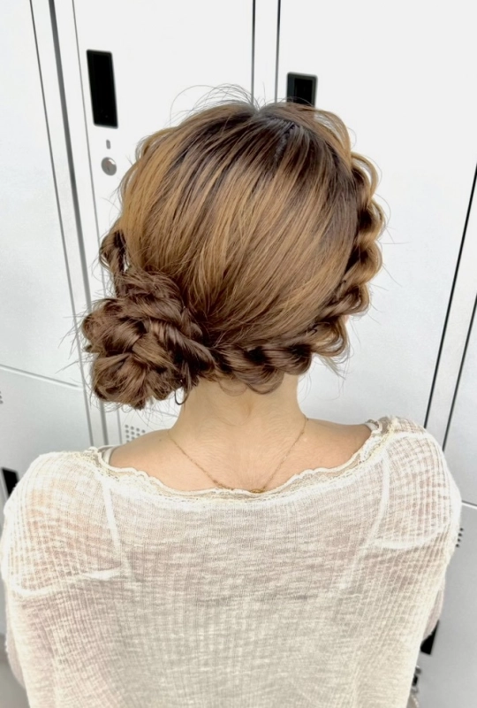 横浜駅近郊徒歩5分 横浜で結婚式ヘアセット/横浜お呼ばれヘアセット/横浜ヘアセット/横浜結婚式ヘアアレンジ/横浜お呼ばれヘアアレンジ/横浜カチモリ/横浜立体リボン/横浜くるみちゃんヘア/横浜シニヨン/横浜ゆるふわアップ/横浜編みおろし/横浜ハーフアップ/横浜タイト系/金箔/ビックリボン/ビックシュシュ