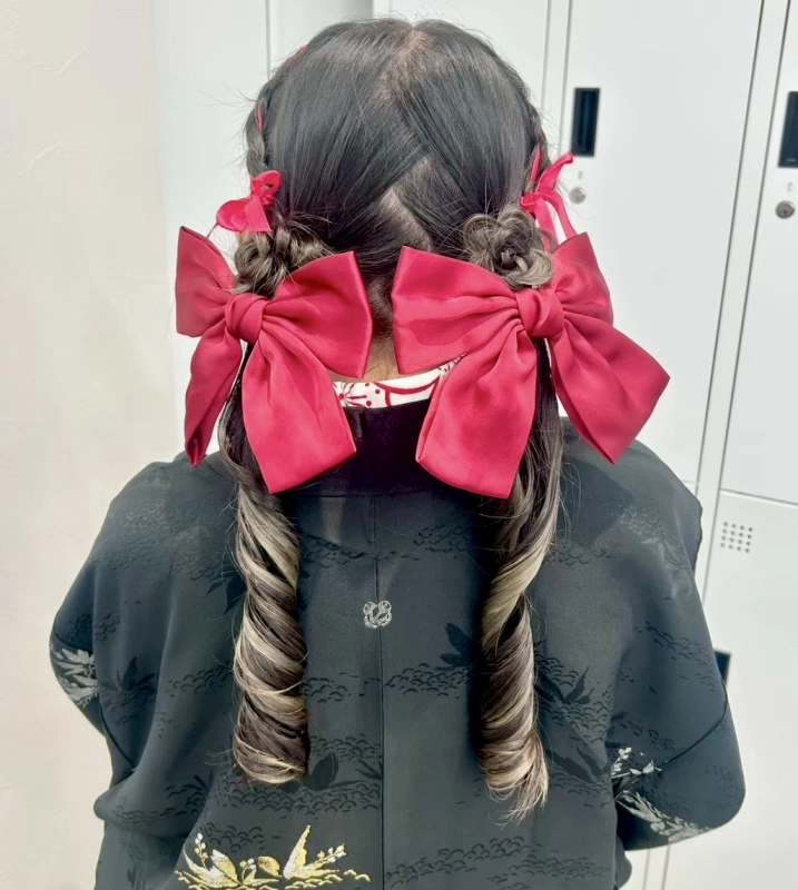 横浜駅近郊徒歩5分 横浜推し活ヘアメイク/横浜推し活ヘアセット/横浜ヘアセット/横浜結婚式ヘアアレンジ/横浜お呼ばれヘアアレンジ/横浜カチモリ/横浜立体リボン/横浜くるみちゃんヘア/横浜シニヨン/横浜ゆるふわアップ/横浜編みおろし/横浜ハーフアップ/横浜タイト系/金箔/    横浜推し活ヘアメイク/横浜推し活ヘア/横浜推し活美容室/横浜ライブヘアセット/横浜参戦ヘア/横浜ヘアセット/横浜イベントヘア/横浜量産型ヘア/横浜地雷系ヘア/横浜韓国ヘアセット/推し活ヘアメオタ活ヘア/参戦ヘアライブ/ヘアチェキ会ヘ