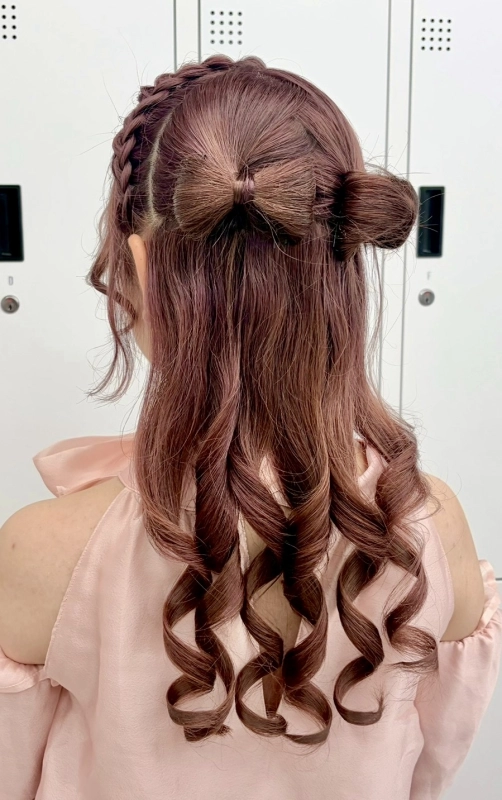 横浜駅近郊徒歩5分 横浜推し活ヘアメイク/横浜推し活ヘアセット/横浜ヘアセット/横浜結婚式ヘアアレンジ/横浜お呼ばれヘアアレンジ/横浜カチモリ/横浜立体リボン/横浜くるみちゃんヘア/横浜シニヨン/横浜ゆるふわアップ/横浜編みおろし/横浜ハーフアップ/横浜タイト系/金箔/    横浜推し活ヘアメイク/横浜推し活ヘア/横浜推し活美容室/横浜ライブヘアセット/横浜参戦ヘア/横浜ヘアセット/横浜イベントヘア/横浜量産型ヘア/横浜地雷系ヘア/横浜韓国ヘアセット/推し活ヘアメオタ活ヘア/参戦ヘアライブ/ヘアチェキ会ヘ