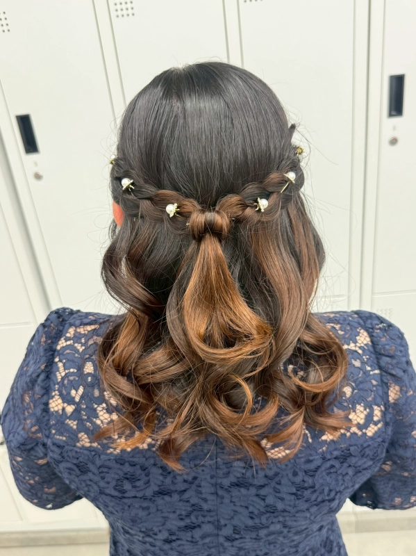 横浜駅近郊徒歩5分 横浜で結婚式ヘアセット/横浜お呼ばれヘアセット/横浜ヘアセット/横浜結婚式ヘアアレンジ/横浜お呼ばれヘアアレンジ/横浜カチモリ/横浜立体リボン/横浜くるみちゃんヘア/横浜シニヨン/横浜ゆるふわアップ/横浜編みおろし/横浜ハーフアップ/横浜タイト系/金箔/ビックリボン/ビックシュシュ