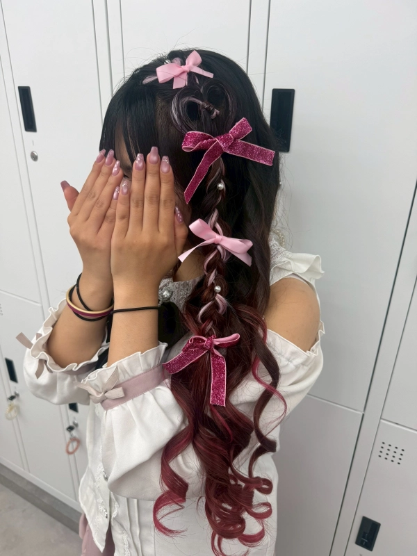 横浜駅近郊徒歩5分 横浜推し活ヘアメイク/横浜推し活ヘアセット/横浜ヘアセット/横浜結婚式ヘアアレンジ/横浜お呼ばれヘアアレンジ/横浜カチモリ/横浜立体リボン/横浜くるみちゃんヘア/横浜シニヨン/横浜ゆるふわアップ/横浜編みおろし/横浜ハーフアップ/横浜タイト系/金箔/    横浜推し活ヘアメイク/横浜推し活ヘア/横浜推し活美容室/横浜ライブヘアセット/横浜参戦ヘア/横浜ヘアセット/横浜イベントヘア/横浜量産型ヘア/横浜地雷系ヘア/横浜韓国ヘアセット/推し活ヘアメオタ活ヘア/参戦ヘアライブ/ヘアチェキ会ヘ