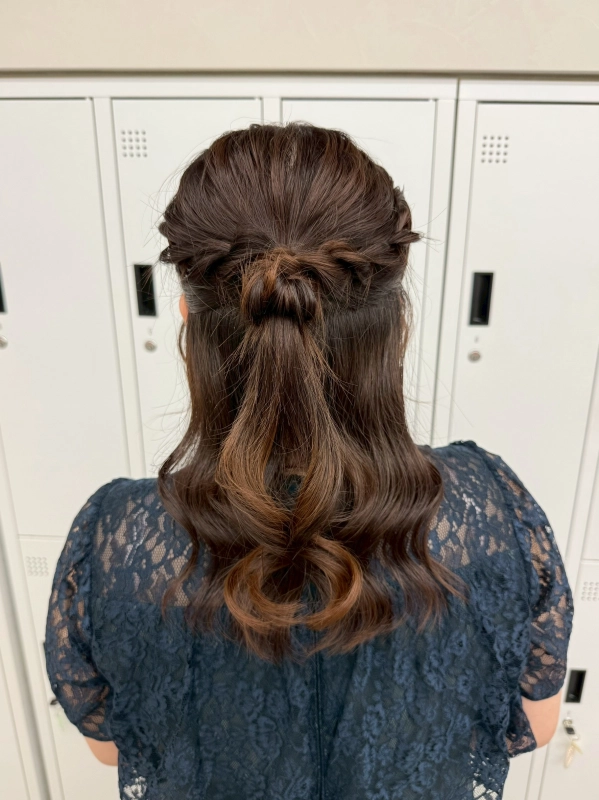 横浜駅近郊徒歩5分 横浜で結婚式ヘアセット/横浜お呼ばれヘアセット/横浜ヘアセット/横浜結婚式ヘアアレンジ/横浜お呼ばれヘアアレンジ/横浜カチモリ/横浜立体リボン/横浜くるみちゃんヘア/横浜シニヨン/横浜ゆるふわアップ/横浜編みおろし/横浜ハーフアップ/横浜タイト系/金箔/ビックリボン/ビックシュシュ