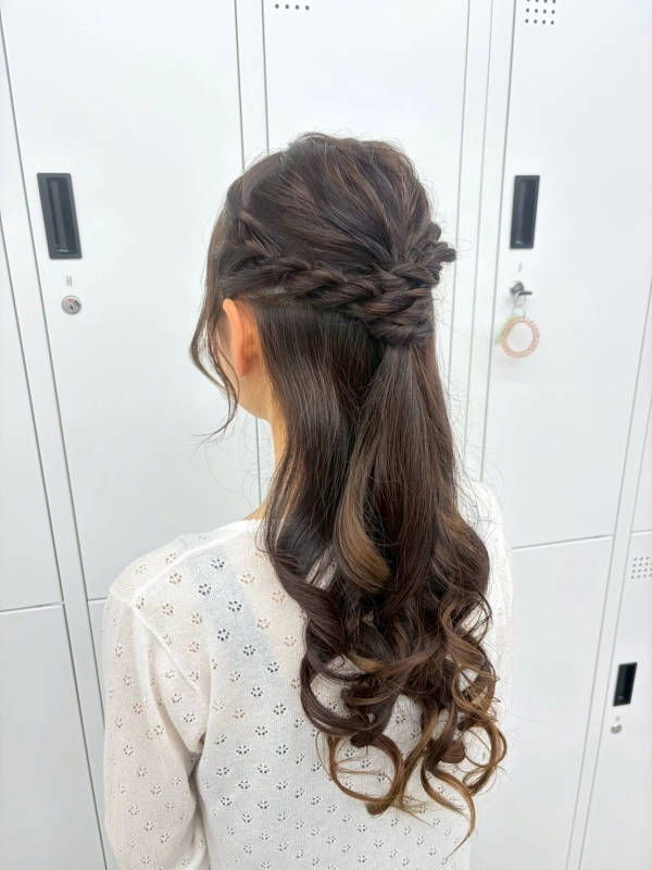 横浜駅近郊徒歩5分 横浜で結婚式ヘアセット/横浜お呼ばれヘアセット/横浜ヘアセット/横浜結婚式ヘアアレンジ/横浜お呼ばれヘアアレンジ/横浜カチモリ/横浜立体リボン/横浜くるみちゃんヘア/横浜シニヨン/横浜ゆるふわアップ/横浜編みおろし/横浜ハーフアップ/横浜タイト系/金箔/ビックリボン/ビックシュシュ