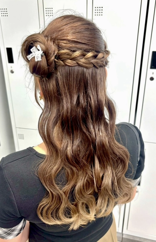 横浜駅近郊徒歩5分 横浜で結婚式ヘアセット/横浜お呼ばれヘアセット/横浜ヘアセット/横浜結婚式ヘアアレンジ/横浜お呼ばれヘアアレンジ/横浜カチモリ/横浜立体リボン/横浜くるみちゃんヘア/横浜シニヨン/横浜ゆるふわアップ/横浜編みおろし/横浜ハーフアップ/横浜タイト系/金箔/ビックリボン/ビックシュシュ