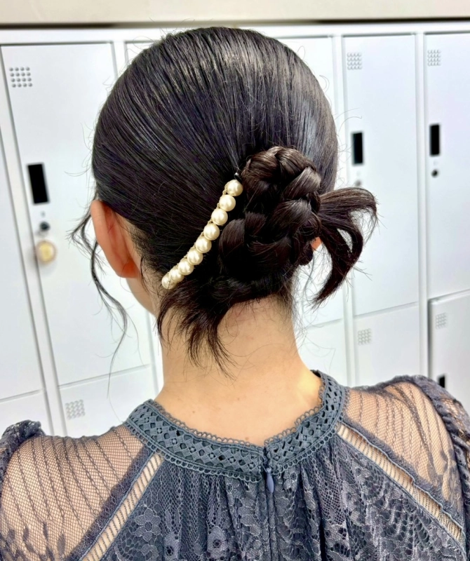横浜駅近郊徒歩5分 横浜で結婚式ヘアセット/横浜お呼ばれヘアセット/横浜ヘアセット/横浜結婚式ヘアアレンジ/横浜お呼ばれヘアアレンジ/横浜カチモリ/横浜立体リボン/横浜くるみちゃんヘア/横浜シニヨン/横浜ゆるふわアップ/横浜編みおろし/横浜ハーフアップ/横浜タイト系/金箔/ビックリボン/ビックシュシュ