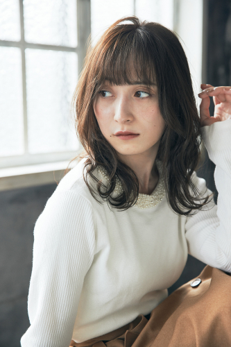 自然な女性らしさとトレンドをマッチさせたナチュラルウルフヘア