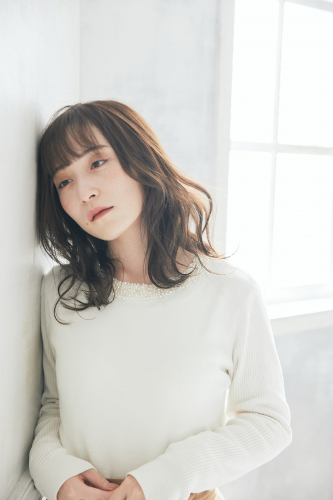 自然な女性らしさとトレンドをマッチさせたナチュラルウルフヘア
