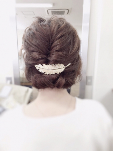 コテ巻きしてアップ☆フェザーのアクセサリーで可愛さばい増♪