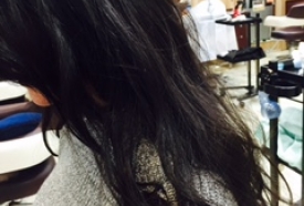 暗めのヘアにもオシャレさを。。。